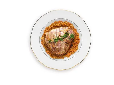 Бедро индейки с асафетидой и красной чечевицей