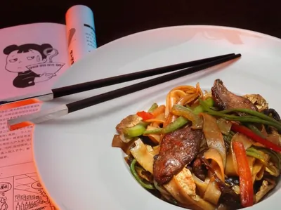 Широкая лапша с бараниной и лотосом