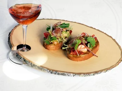 Брускетта с креветками и муссом из авокадо