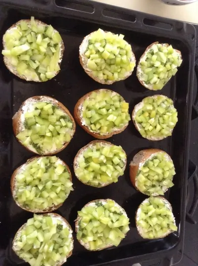 Горячие бутерброды с творожным сыром, песто и овощами