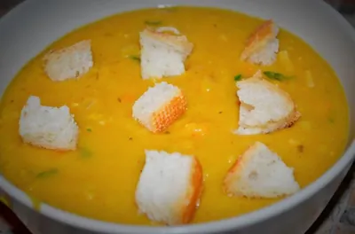 Горошница с овощами, копченостями и гренками