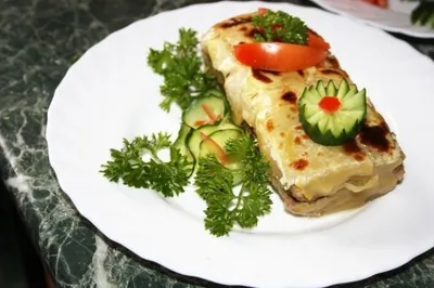 Кабачковый закусочный рулет с мясом и грибами