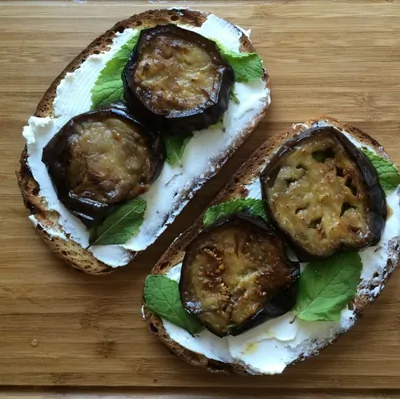 Утренний бутерброд с козьим сыром, мятой и баклажаном
