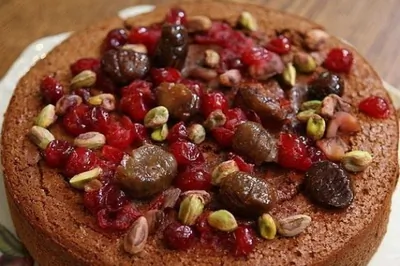 Каштановый пирог с миндалем, клюквой и фисташками