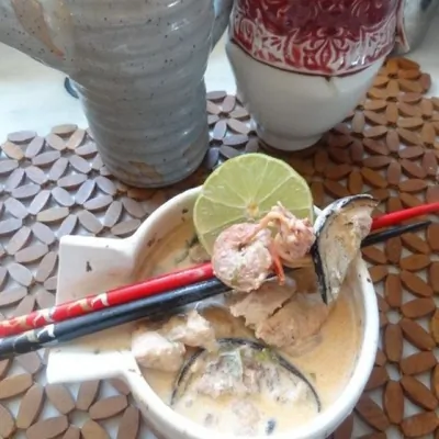 Cуп том-ям с баклажанами, курицей и морепродуктами