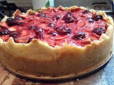 Тарт с яблоками, вишней и марципаном