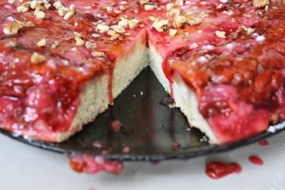 Пирог-перевертыш со сливами и грецкими орехами