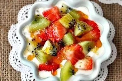 Йогуртовый десерт с фруктами