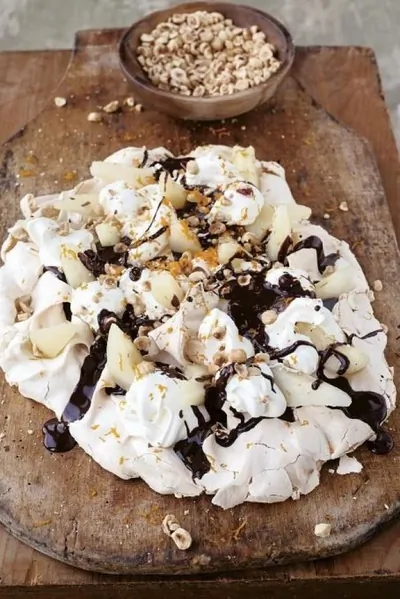 Торт безе с грушами, сливками, лесными орехами и шоколадным соусом