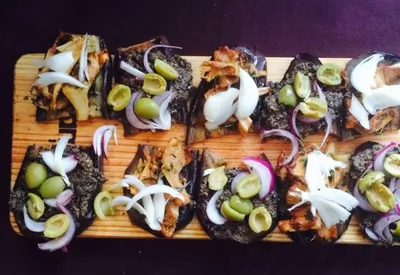 Тапас из баклажанов с лисичками и тапенадом