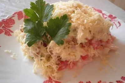 Салат с куриным филе, сухариками и овощами