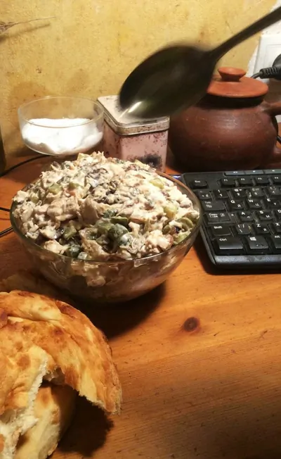 Салат с курицей, грибами и маринованными огурцами