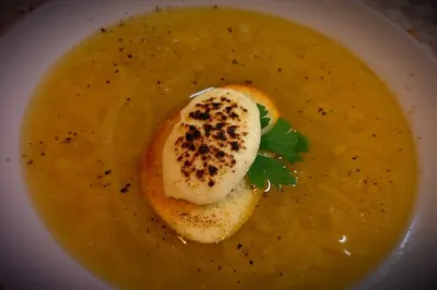 Луковый суп с меренгой из козьего сыра