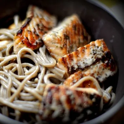 Гречневая лапша (соба) с красной рыбой в сырном соусе