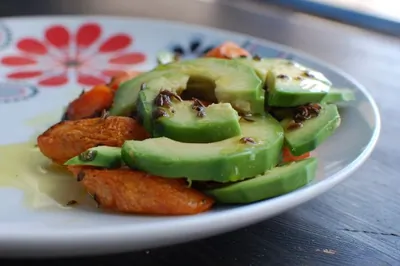 Запеченая морковь с авокадо и тмином