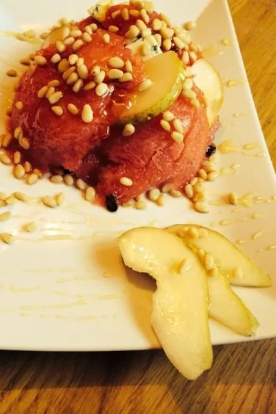 Десерт из арбуза и сыра