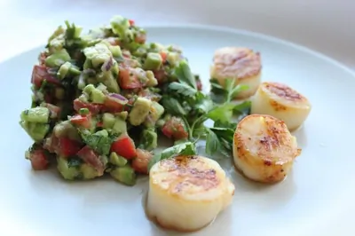 Гребешки с тартаром из авокадо