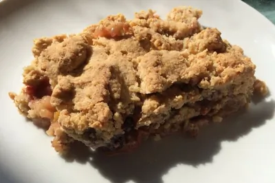 Безглютеновый крамбл из яблок с ежевикой и ревенем