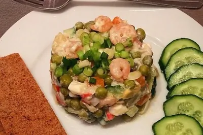 Диетический «Оливье» с морепродуктами и сметаной
