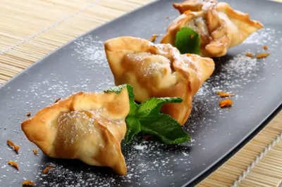 Хрустящие конвертики из теста с начинкой из банана и фиников