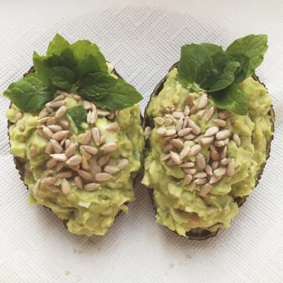 Лодочки из авокадо с креветками