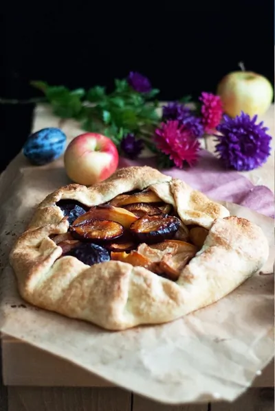 Осенняя галета со сливами, персиками и яблоками