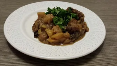 Рагу из картофеля, репы, чернослива и свиной лопатки