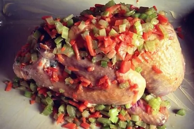 Цесарка. фаршированная творожным сыром и беконом