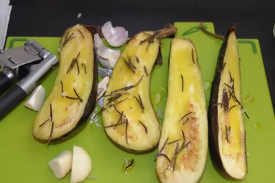 Баклажаны, запеченные с розмарином и орегано