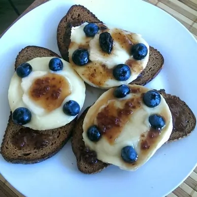 Тосты с бри, яблоками и свежими ягодами