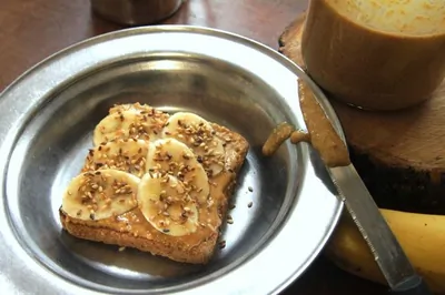 Тост с арахисовым маслом, бананом и кунжутом