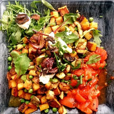 Теплый салат из тыквы сквош с зеленым горошком, сливочным сыром и карамелизированным луком