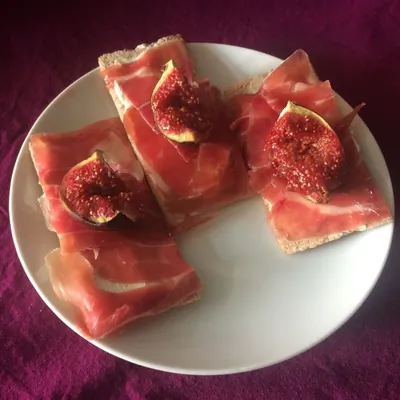 Утренние крекеры с хамоном и инжиром
