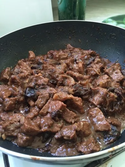 Говядина, тушеная с черносливом