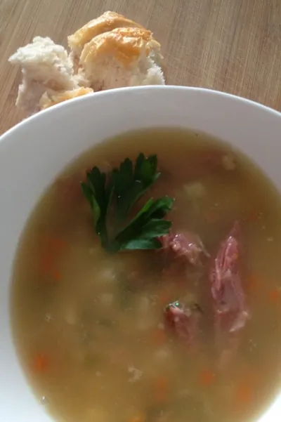 Гороховый суп с копчеными ребрышками и сельдереем