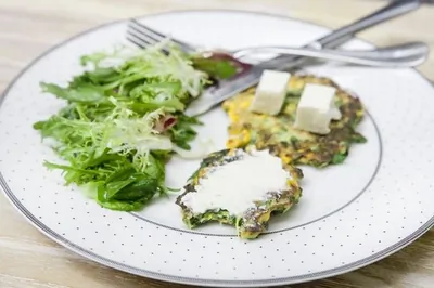 Кукурузные оладьи с овощами и сливочным сыром