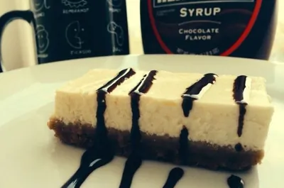 Легкий чизкейк с шоколадным соусом