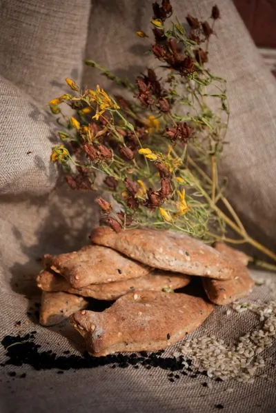 Крекеры с кунжутом и калинджи