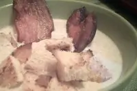 Крем-суп из шампиньонов с гренками и чипсами из бекона
