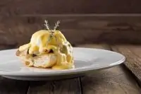 Яйца по бенедиктински со шпинатом