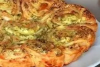 Закусочный пирог из слоеного теста с фетой и зеленью