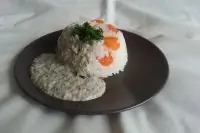 Рис с морковью под грибным соусом