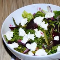 Свекольный салат с рукколой и козьим сыром