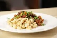 Фасоль в тосканском стиле с добавлением чеснока и шалфея