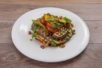 Салат из овощей на гриле и зелени