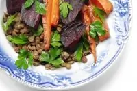 Запеченные овощи и чечевица под соусом айоли