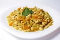 Согревающее карри из соевых бобов и красной чечевицы