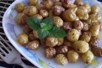 Мелкий картофель с чесноком