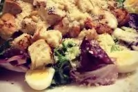 Салат «Цезарь» с креветками и перепелиными яйцами