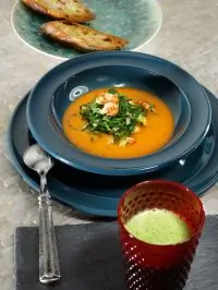 Чаудер с креветками, раками и савойской капустой